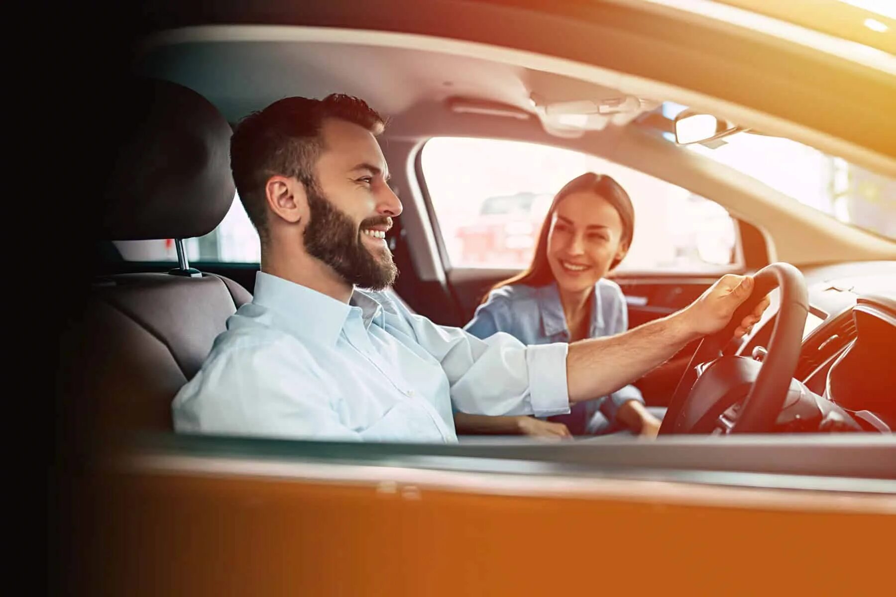 Car experts picture. Элегантная женщина в автомобиле. Ride in car. Селфи афроамериканца в салоне авто. Красивая девушка за рулем.