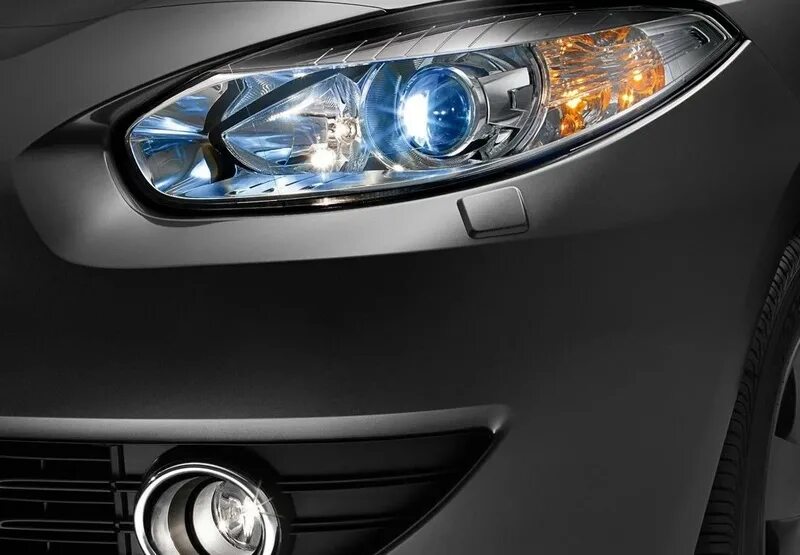 Фара Рено Флюенс. Ближний свет Рено Флюенс 2010. ПТФ Renault Fluence. Фара Рено Флюенс 2010. Свет в машине фары