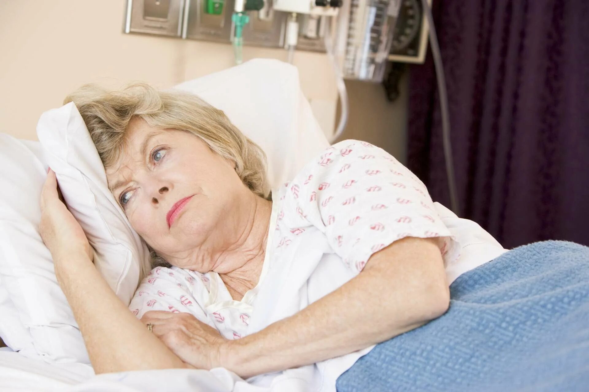 Пожилая женщина лежит. Пожилая больная женщина. Пожилая женщина в больнице лежит. Пожилая женщина лежит в постели.