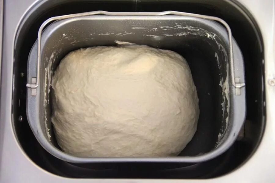Какое тесто должно. Тесто в хлебопечке. Тесто для хлеба в хлебопечке. Дрожжевое тесто в хлебопечке. Консистенция теста для хлеба в хлебопечке.