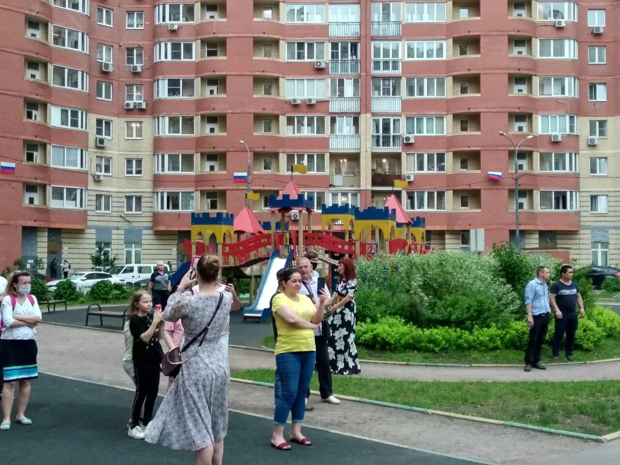 Дворах прошло всего его