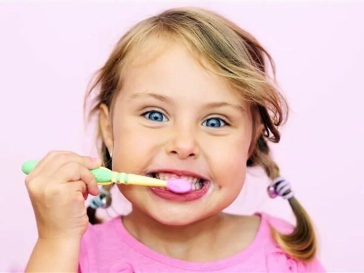 Почему надо следить за молочными зубами. Ребенок чистит зубы. Красивые детские зубы. Маленькая девочка чистит зубы. Красивые молочные зубы.