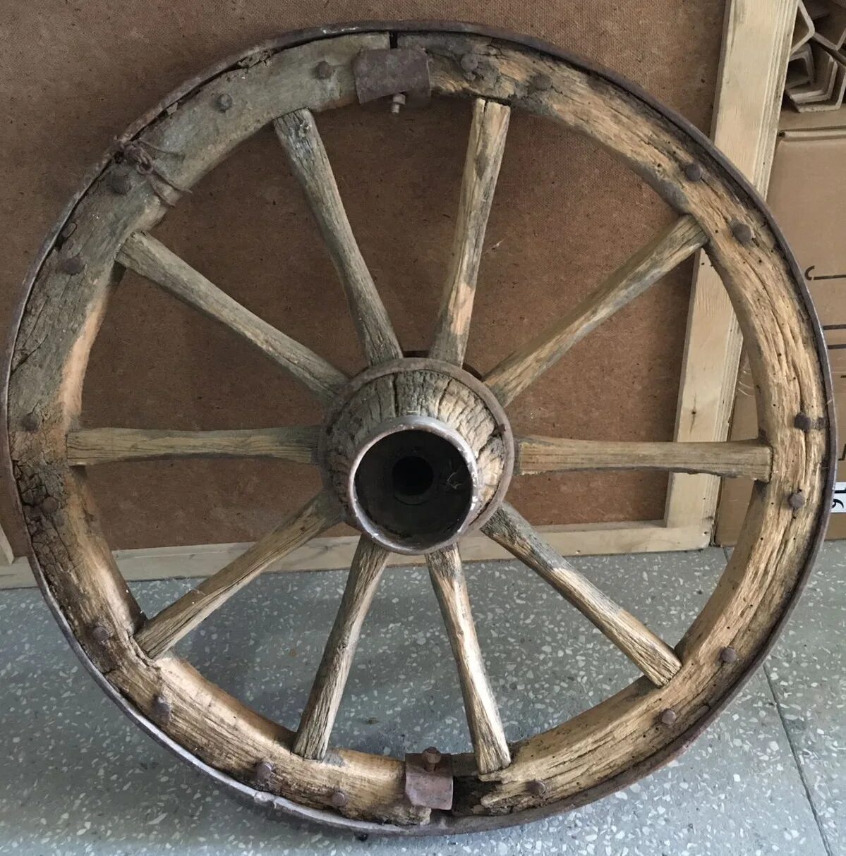 старинное чугунное колесо от техники - покупайте на Auction.ru по выгодной цене.