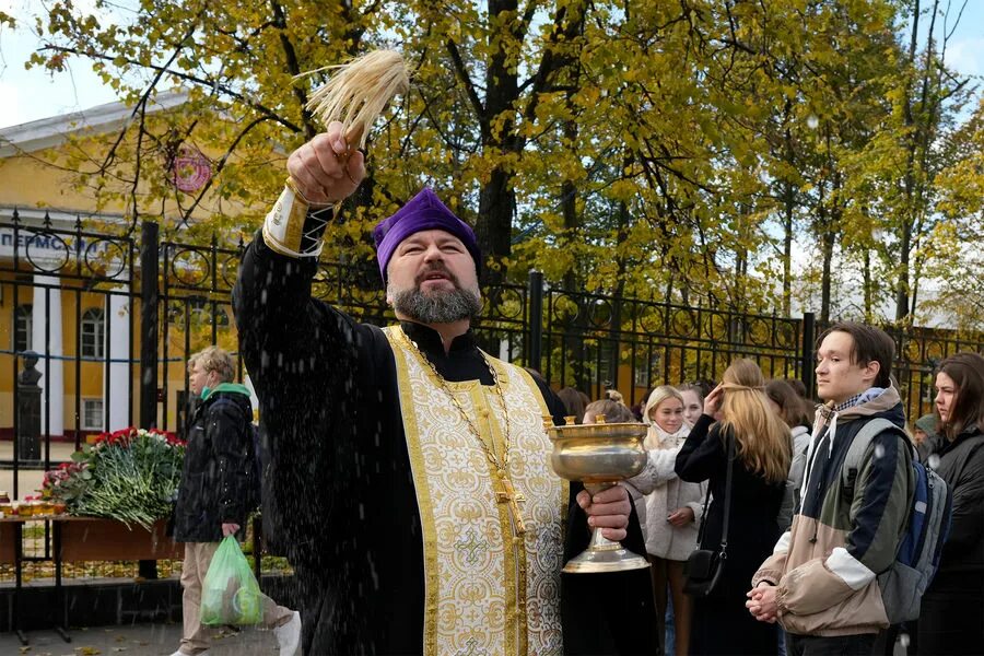 Пермь прощание с погибшими студентами. Священник на улице. Похороны в Перми погибших в университете.