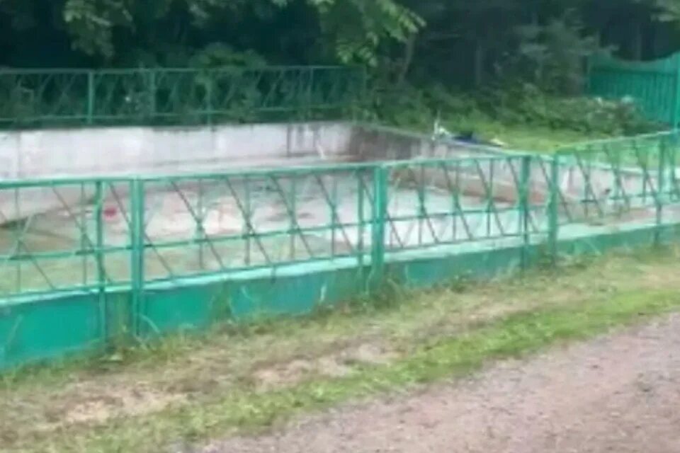 Утонули подмосковье. Пожарный пруд Истринский. Водоем. Пожарный пруд в СНТ. Пожарный водоем в СНТ.