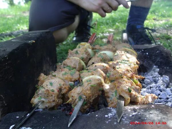 Съел шашлык. Кушает шашлык. царь шашлык.