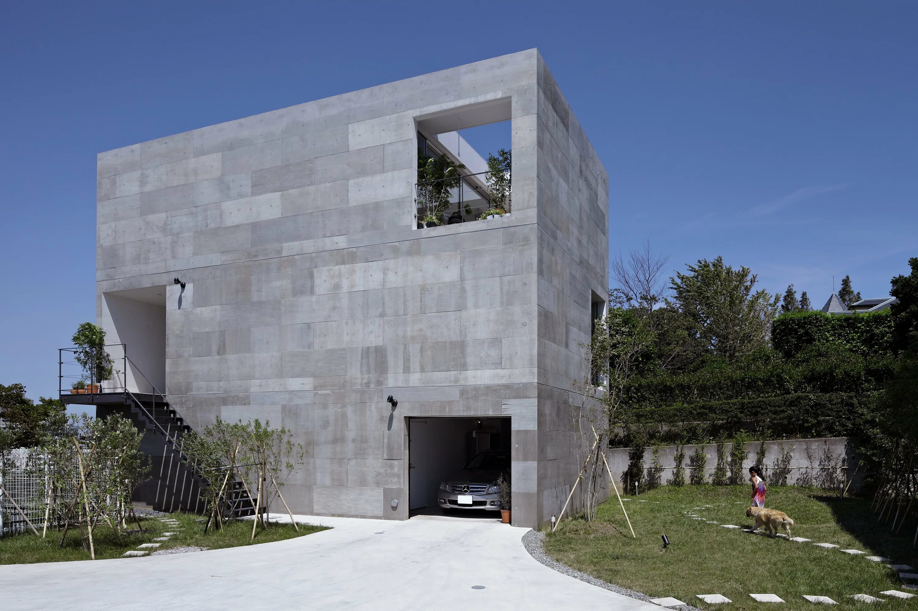 Бетонный домик. Бетонный дом (Concrete House) Марии Кастелло и Хосе Антонио Молина. Здание из бетона. Монолитный бетонный дом. Архитектурный бетон.