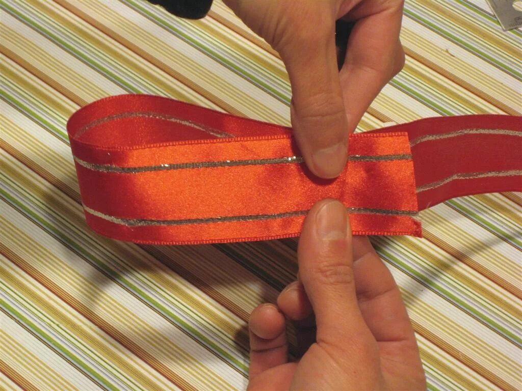 складки из атласной ленты. как сделать бантик из тонкой ленточки своими руками. сложить бант из атласной ленты. лента из ткани. как самостоятельно сделать ленты.