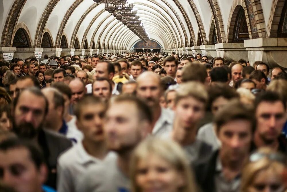 Население Киева 2022. Толпа людей в Москве. Много людей. Много людей в метро