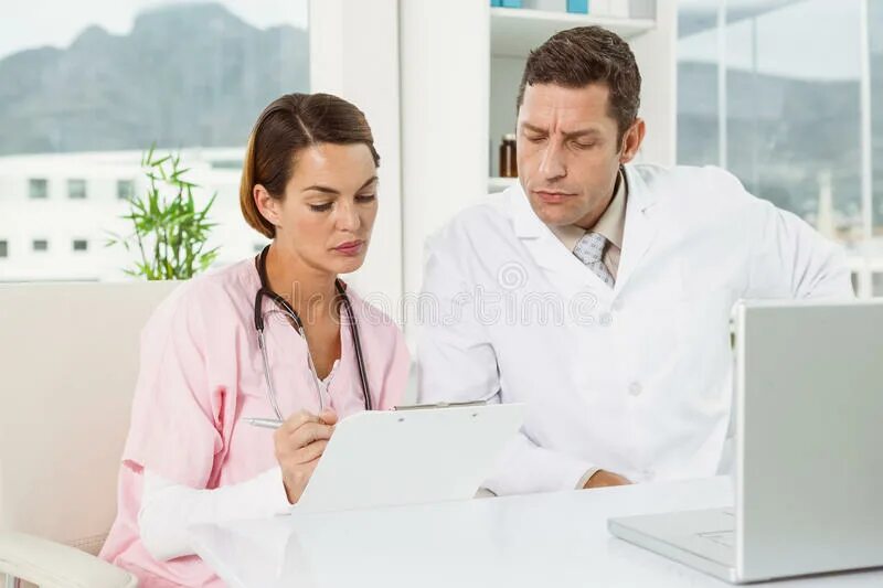 Читать врач и студентка. Врач читает. Врач читает за компьютером. Врач читает статью в интернете. Врач читает документ.