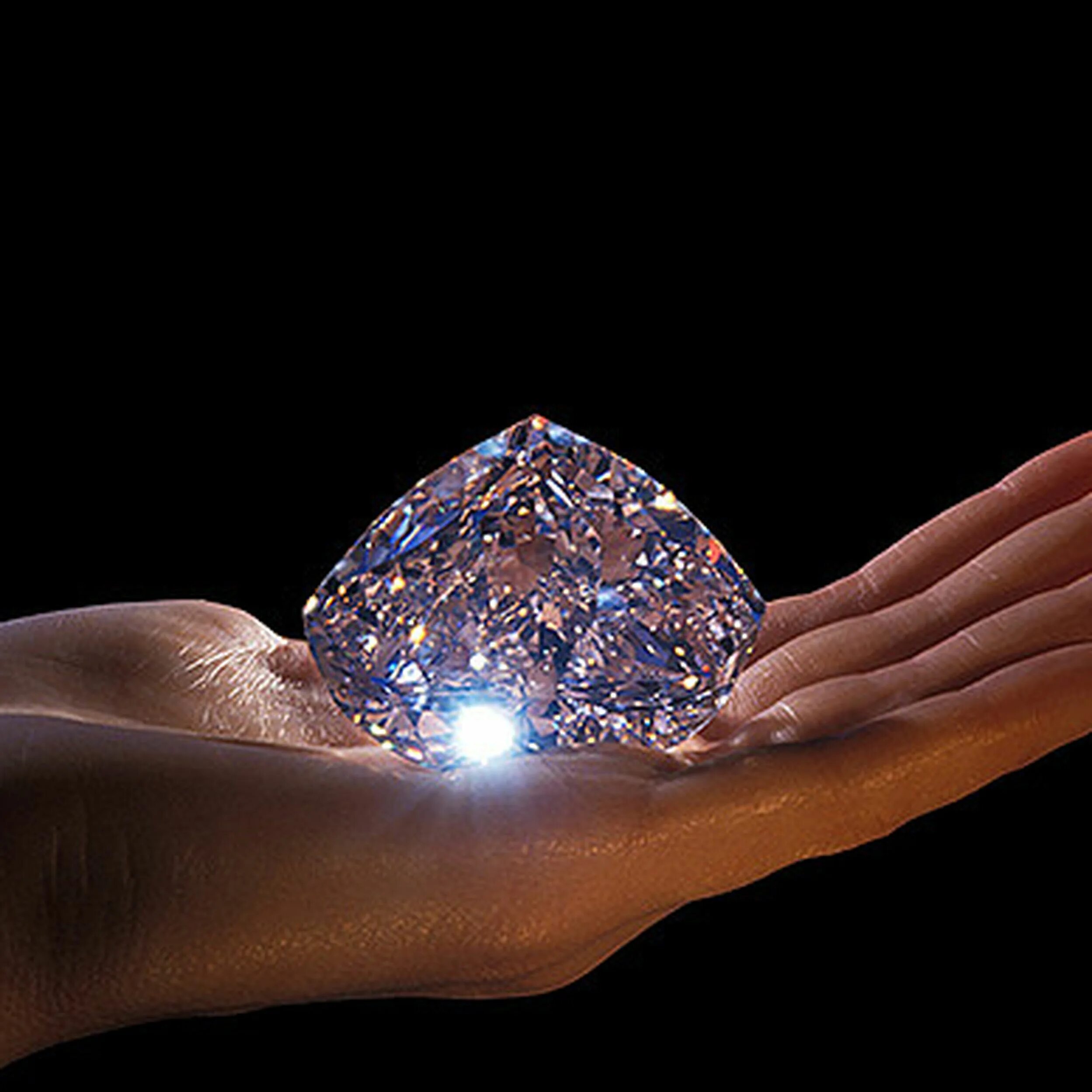 Чадо что дороже всех бриллиантов на свете. Россыпь драгоценных камней. Алмаз камень. Красивые Алмазы. Камень на ладони.