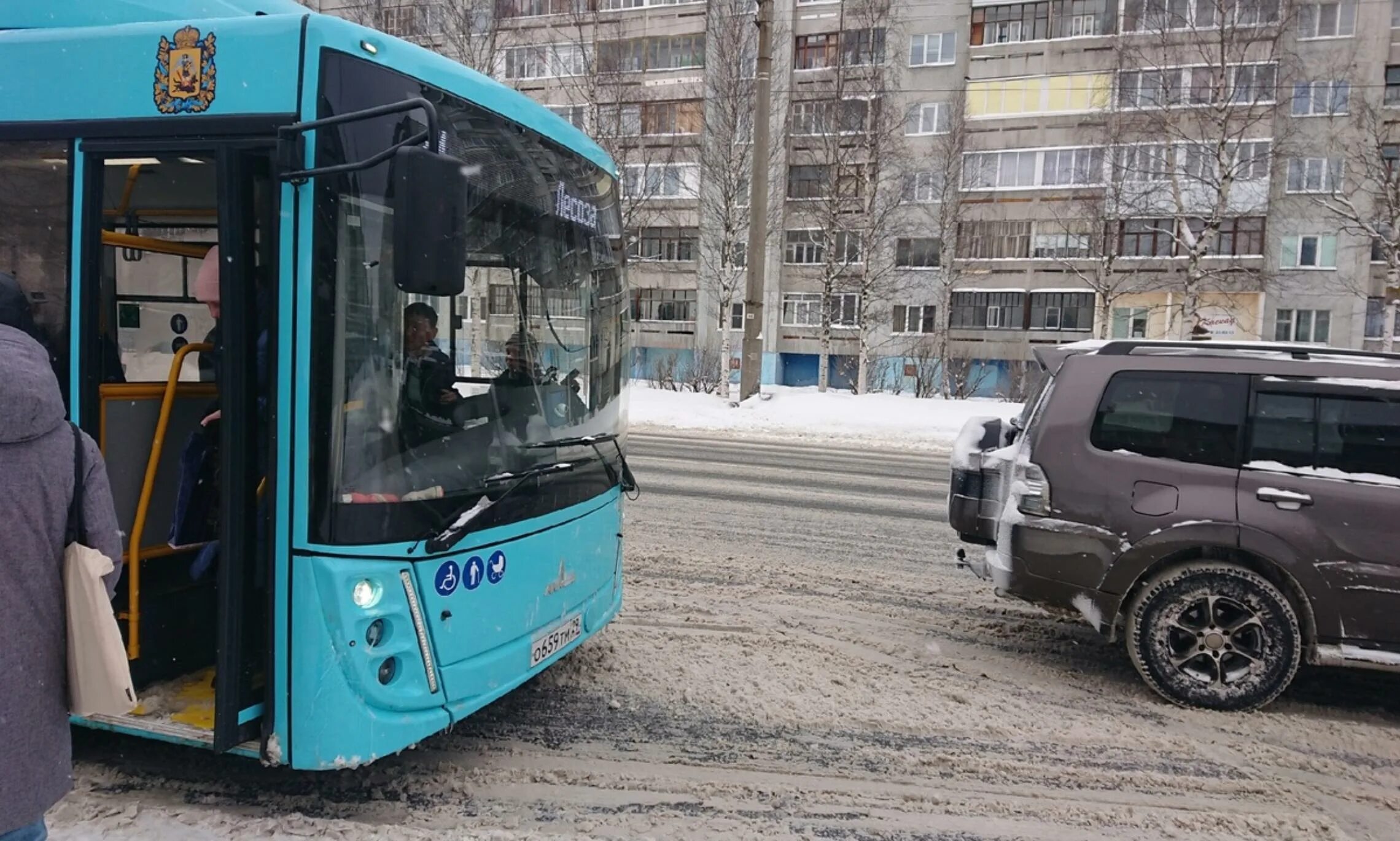 Российские автобусы. Общественный транспорт архангельска. Водитель микроавтобуса. Водитель автобуса архангельск. Электробус архангельск.