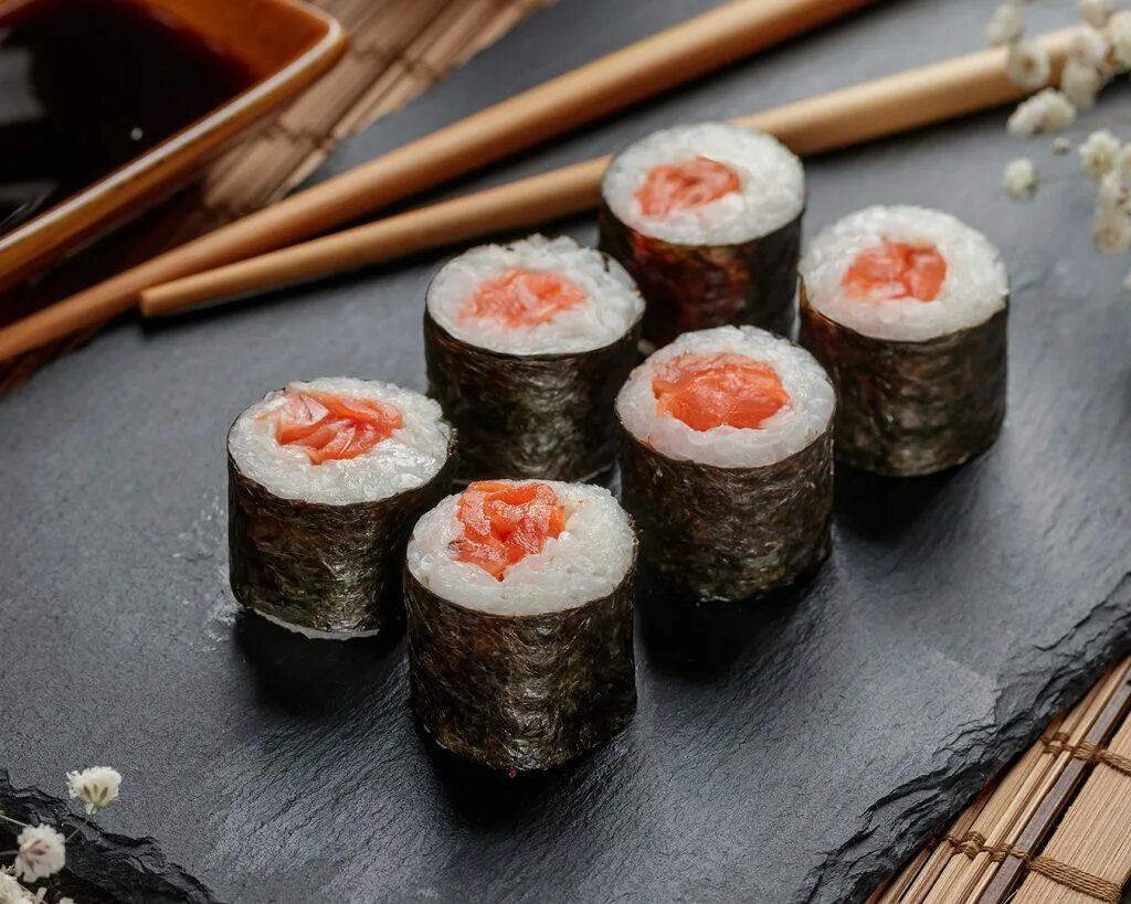Суши церемония. Девушка ест роллы. Суши госпожа. Роллы японское блюдо. Якитория калифорния с крабом.