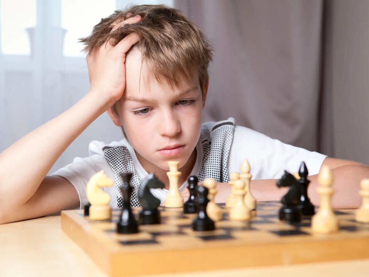 Увлечься игрой в шахматы. Шахматы для детей. Юный шахматист. Увлечения детей. Увлечения подростков.