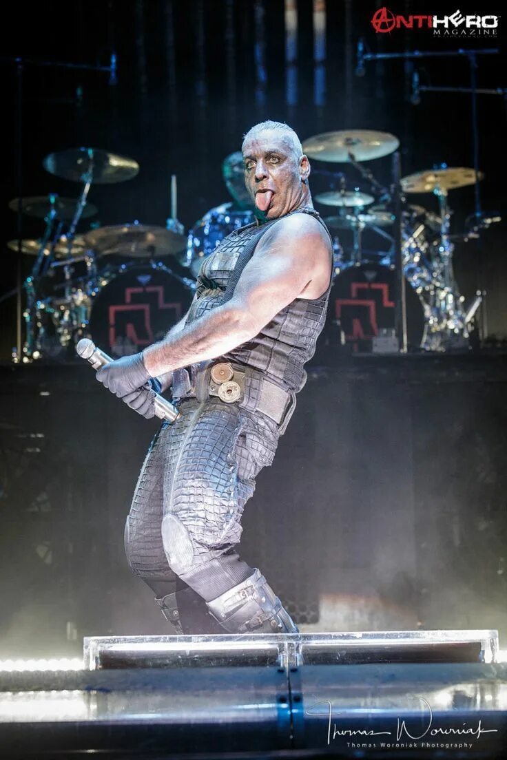 Рамштайн концерт. Тилль линдеманн три икса. Rammstein - les arenes de nimes постер. Концерт раммштайн с космоса. Концерт рамштайна 2017.