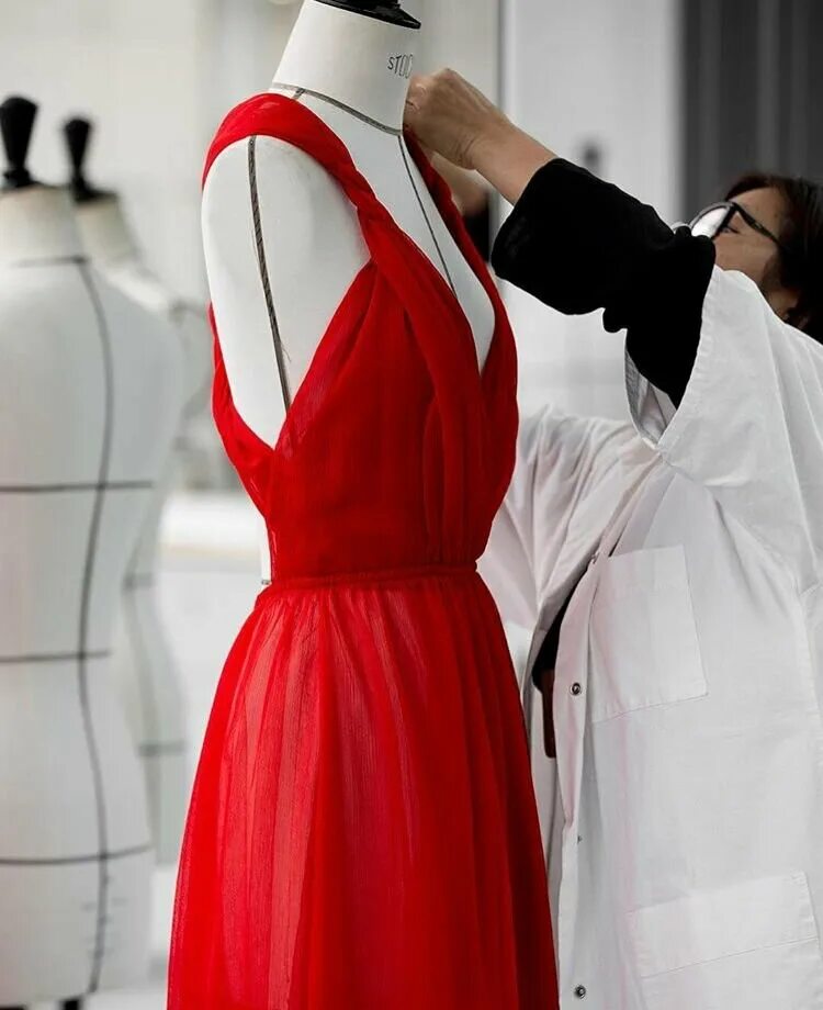 Платье на заказ пошив. Красное платье Dior Atelier. Примерка платья в ателье. Дизайнер ателье. Дизайнер одежды Эстетика.