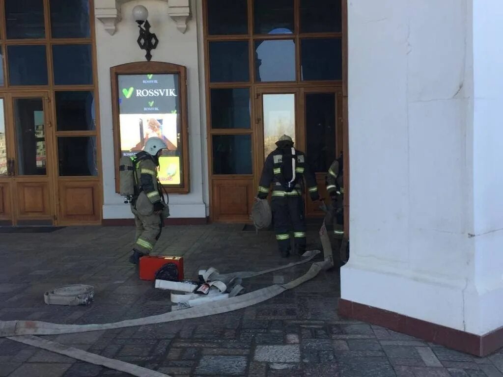 Театр оперы и балета Астрахань новости. Пожар в театре. Оперный театр пожар. Театральный пожарный.