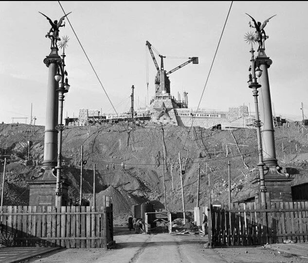 Памятник сталину в праге. Памятник сталину в праге (1955—1962). памятник сталину в праге 1955 год. статуя сталина в праге.