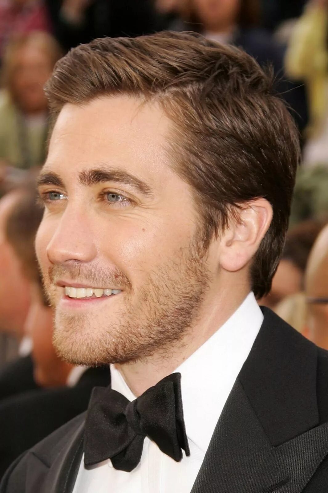 Маленькая бородка. Джейк Джилленхол прическа. Jake Gyllenhaal стрижка. Джейк Джилленхол усы. Джейк Джилленхол прическа короткая.