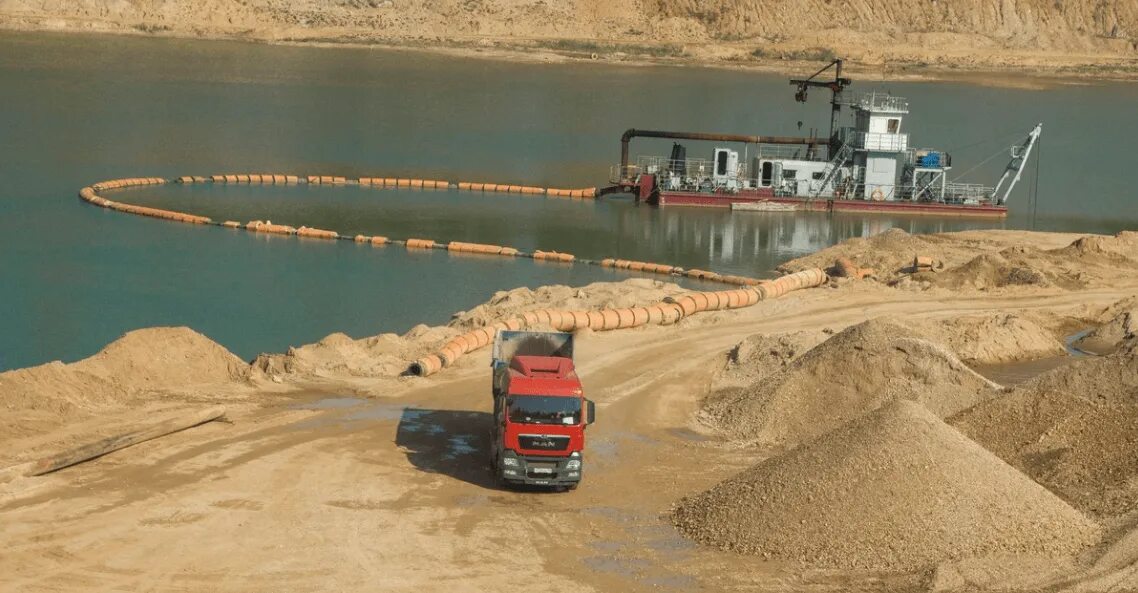 Добыча глины в карьере. Песчаные добычи. Карьер добыча песка. Добыча песка. Месторождение песка "карьер песка №9" пуровский район.