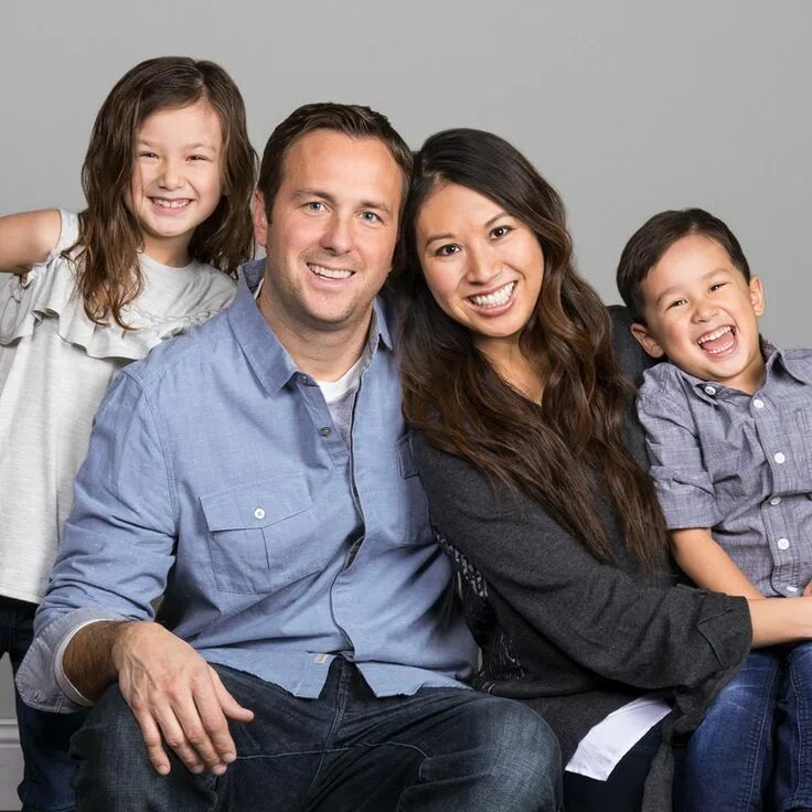 Reality family. Американская семья реалити шоу. Reality family. Reality family. Классический семейный портрет в студии.