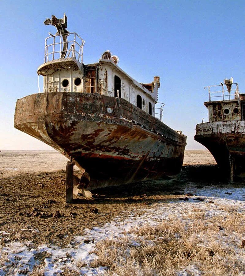 Мелеющее море в средней азии. Высохшее море. море которое высохло. корали в пересохшем аральском море. обмелевшее озеро море.
