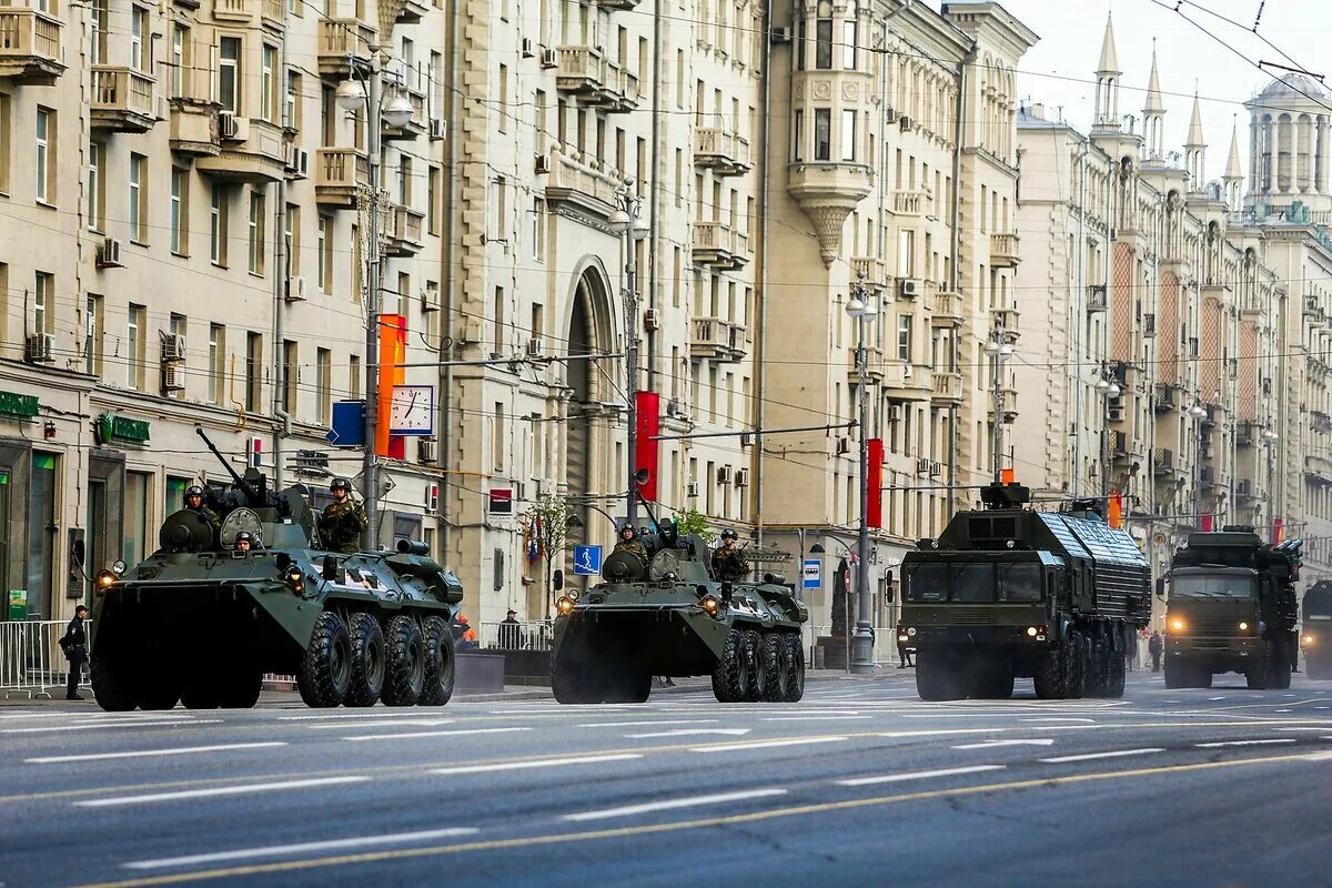 Парад какая техника. Репетиция парада Победы в Москве Военная техника. Парад Победы на Тверской улице Москва. Парад военной техники на Тверской. Военные на улицах Москвы.