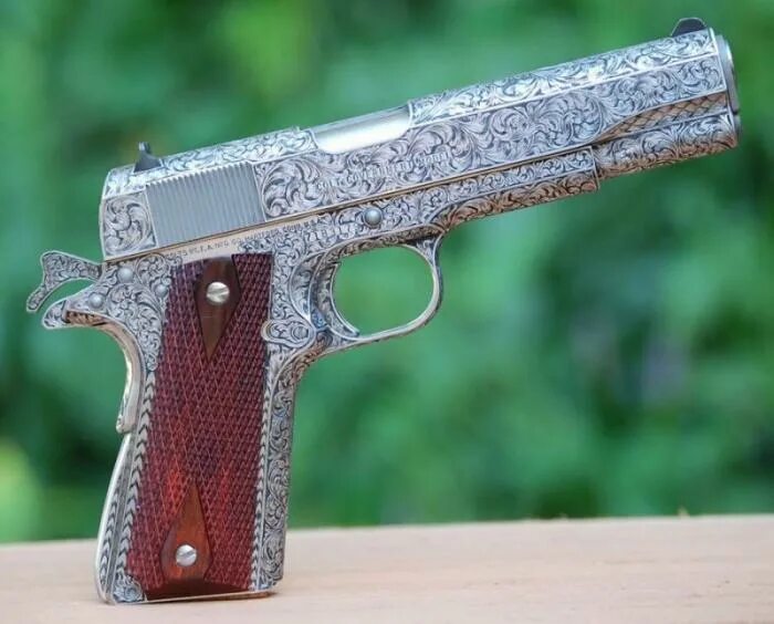 Украшенное оружие. Colt 1911 коллекционный. Украшение огнестрельного оружия. Эксклюзивные пистолеты. Необычные пистолеты.