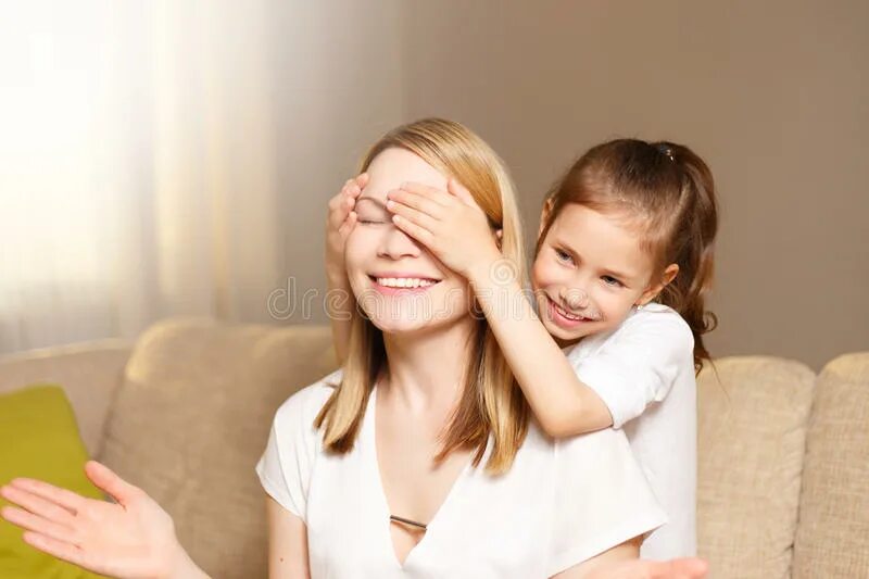 Конфликт воспитатель родитель. Мама учит дочку маленькую. Взрослые дамы с молодыми. Мама расчесывает дочь. Соблазнила дочь подруги.