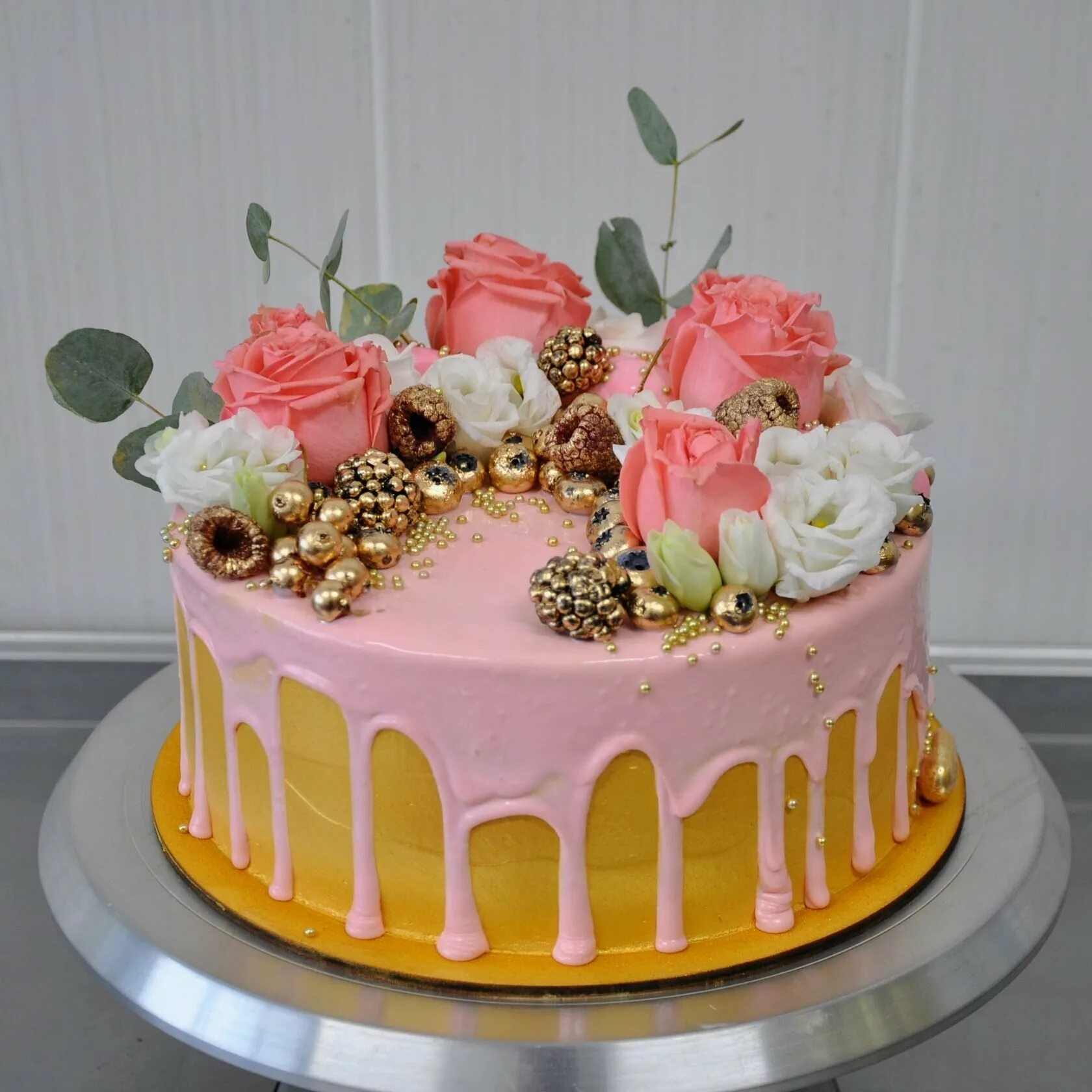Украсить торт живыми. Красивые торты. Торт с живыми цветами. Украшение торта живыми цветами. Красивые торты с цветами.