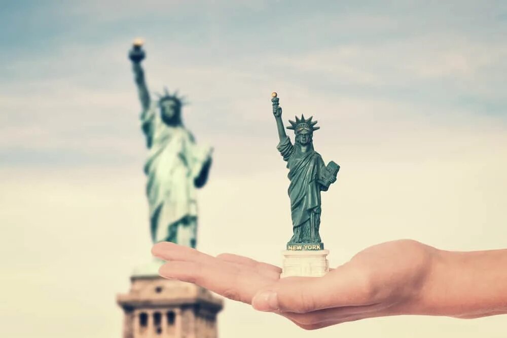 Статуя свободы нью-йорк корона. Статуя свободы книга. Статуя свободы нью-йорк голова. Богиня свободы. Что держит статуя свободы.