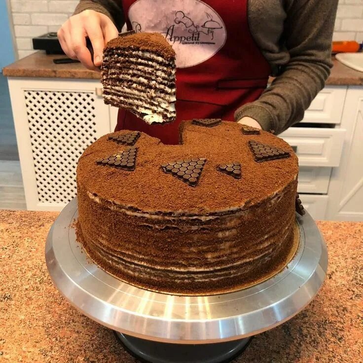 Украшение медовика шоколадом. Медовик с шоколадным декором. Хозяйка к празднику купила торт