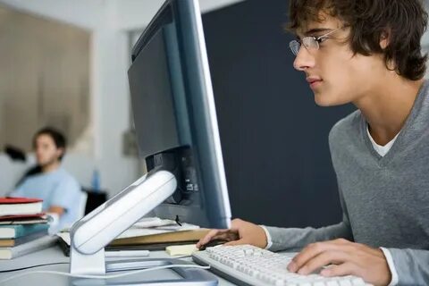 Люди которые работают на компьютере