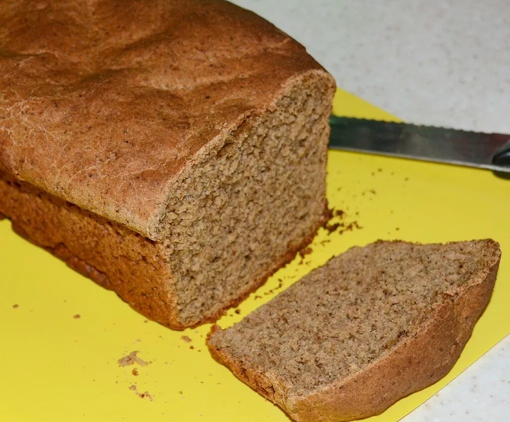 Черный хлеб Алексин. Черный ржаной хлеб. Черный хлеб кирпичик. Буханка ржаного хлеба. Испечь хлеб из ржаной муки в духовке