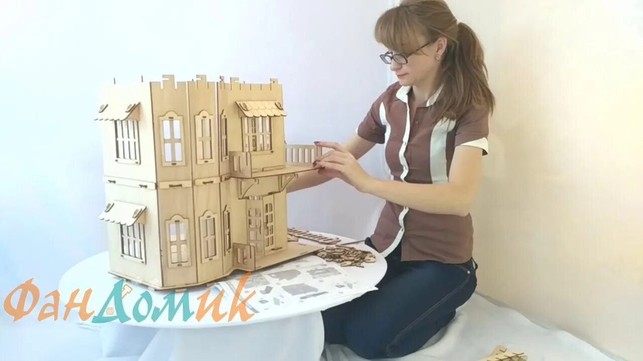 Инструкция сборки кукольного домика. Сборка кукольного домика. Конструктор из фанеры домик. Сборка деревянного кукольного домика. Сборка домика из фанеры