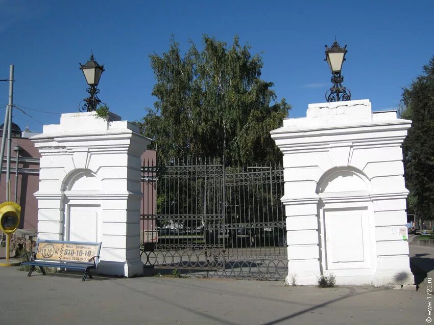 Ворота белорецк. Екатеринбург ворота в историческом сквере плотинка. Ворота в сквере екатеринбурга. Главные ворота в екб. Пески 13 ворота екатеринбург.