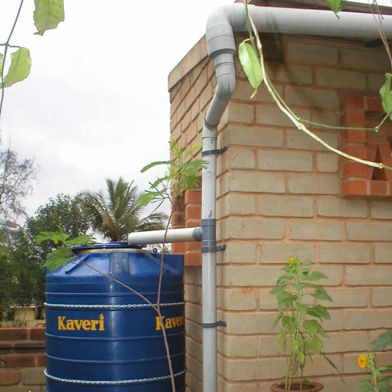 Капельный полив из бочек 200л. Бочка для полива. Вылить воду из бочки. Бочка с насосом для воды. Приспособление для сбора дождевой воды.