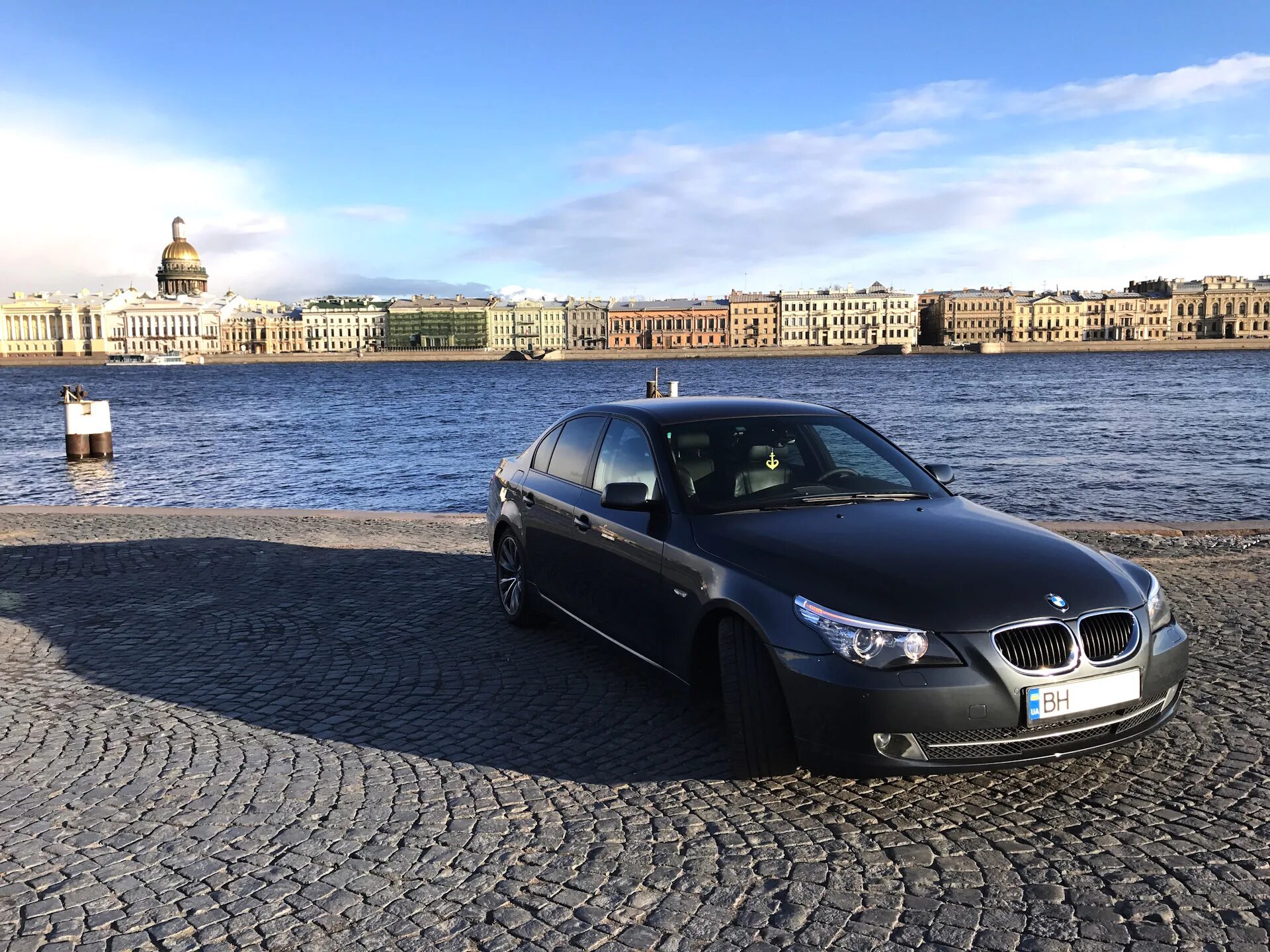 БМВ 5 Питере. БМВ м5 на фоне в Париже. Машина на фоне Питера. BMW на фоне Питера. Купить авто бмв москва