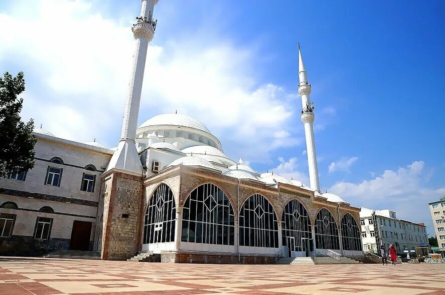 Джума дагестан. Центральная Джума-мечеть Дербент. Мечеть в Махачкале Джума мечеть. Соборная Джума-мечеть Дагестан. Центральная Джума-мечеть достопримечательности Дагестана.