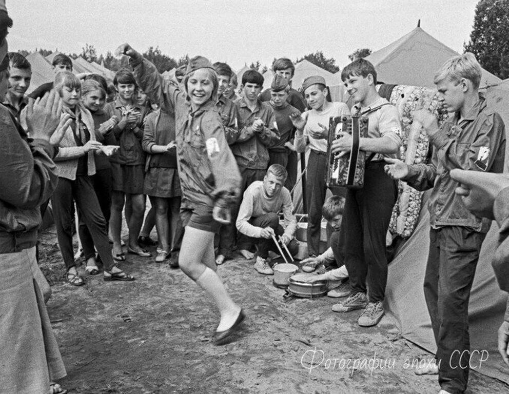 отряд пионеров. советские плакаты пионеры. скауты в походе. пионеры плакаты. пионерская игра зарница.