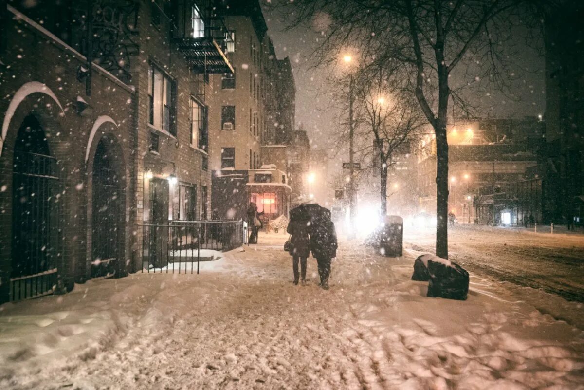 Город снег вечер. Ист Виллидж Нью-Йорк зима. Зима в городе. Город зимой. Зимняя улица.