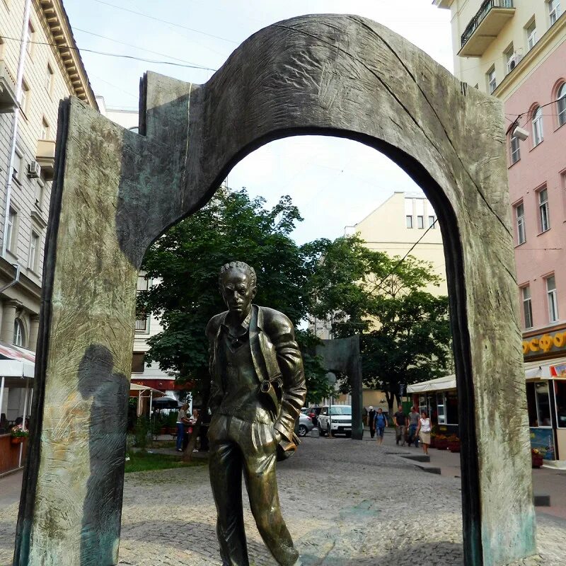 Памятник булату окуджаве на арбате. Памятник булату окуджаве в москве. Старый арбат памятник булату окуджаве. Памятник булату окуджаве в москве. Памятники булату окуджаве в москве.