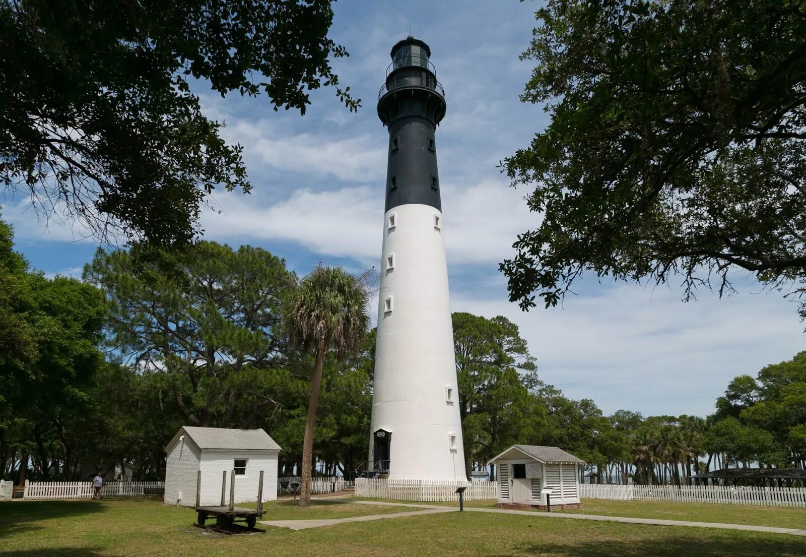 Hunter islands. Hunting Island Lighthouse. Маяк остров Рюген Шинкель. Hunting Island State Park. Маяк остров сокровищ.