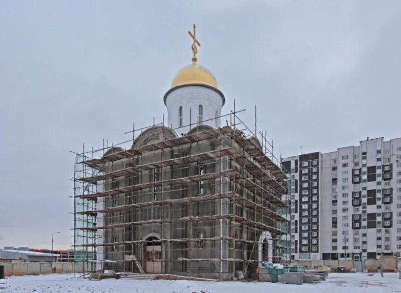 Храм ксении петербургской в москве в бескудниково. Строительство храма. Храмовое строительство. Стройка собора. Храм сретения господня в бирюлево.