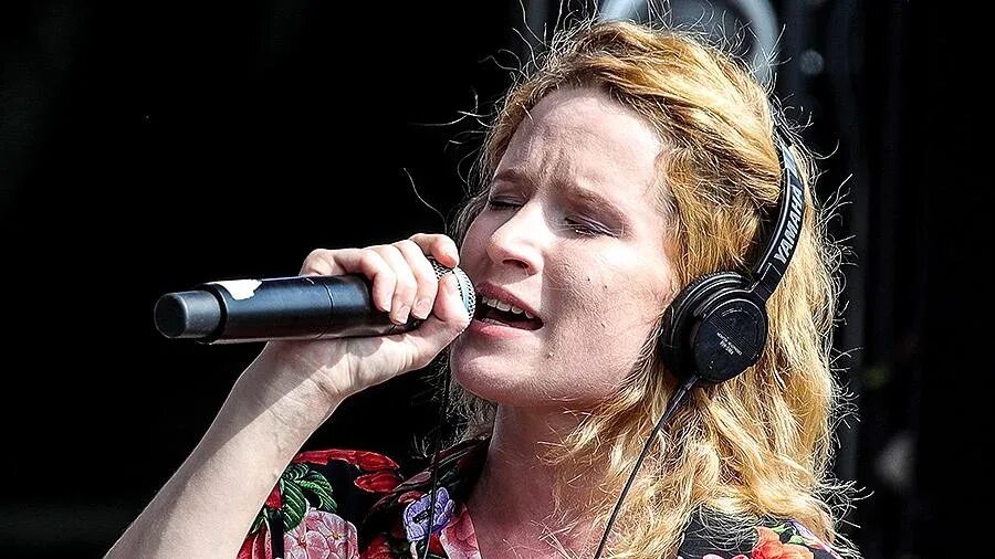 Певица монеточка 2023. Монеточка певица. Монеточка певица 2022. Монеточка певица 2021. Монеточка певица.