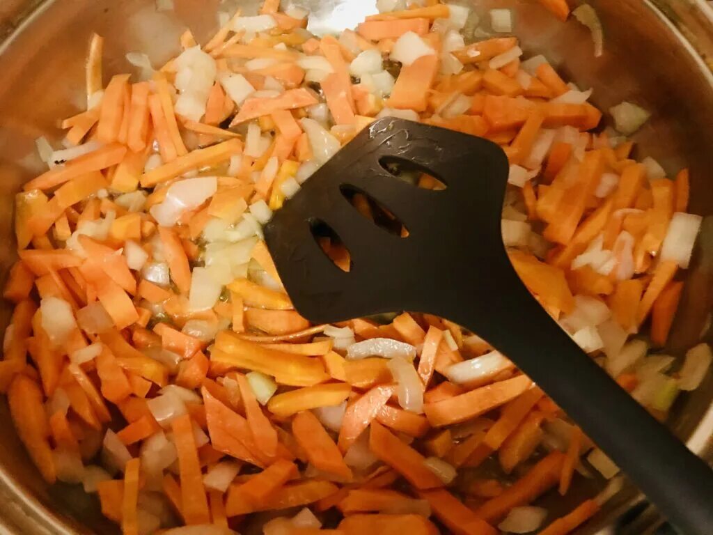 Быстрый плов на сковороде. Плов с томатной пастой и свининой на сковороде. рис с томатной пастой на сковороде. плов как в школе с томатной пастой. можно ли добавить паприку в плов.