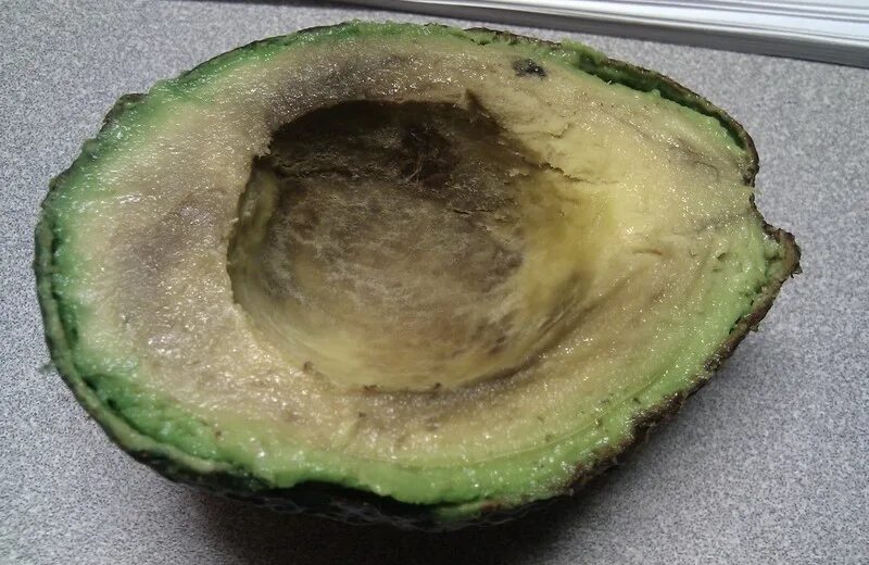 Какого цвета авокадо внутри. Вьетнамский авокадо. Авокадо хасс черное внутри. Переспелый авокадо. Хасс (сорт авокадо).