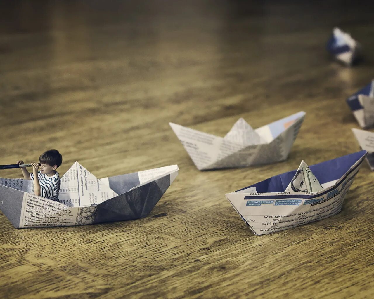 Бумажный кораблик. Бумажный корабль. Поделка кораблик из бумаги. Парусник из бумаги.