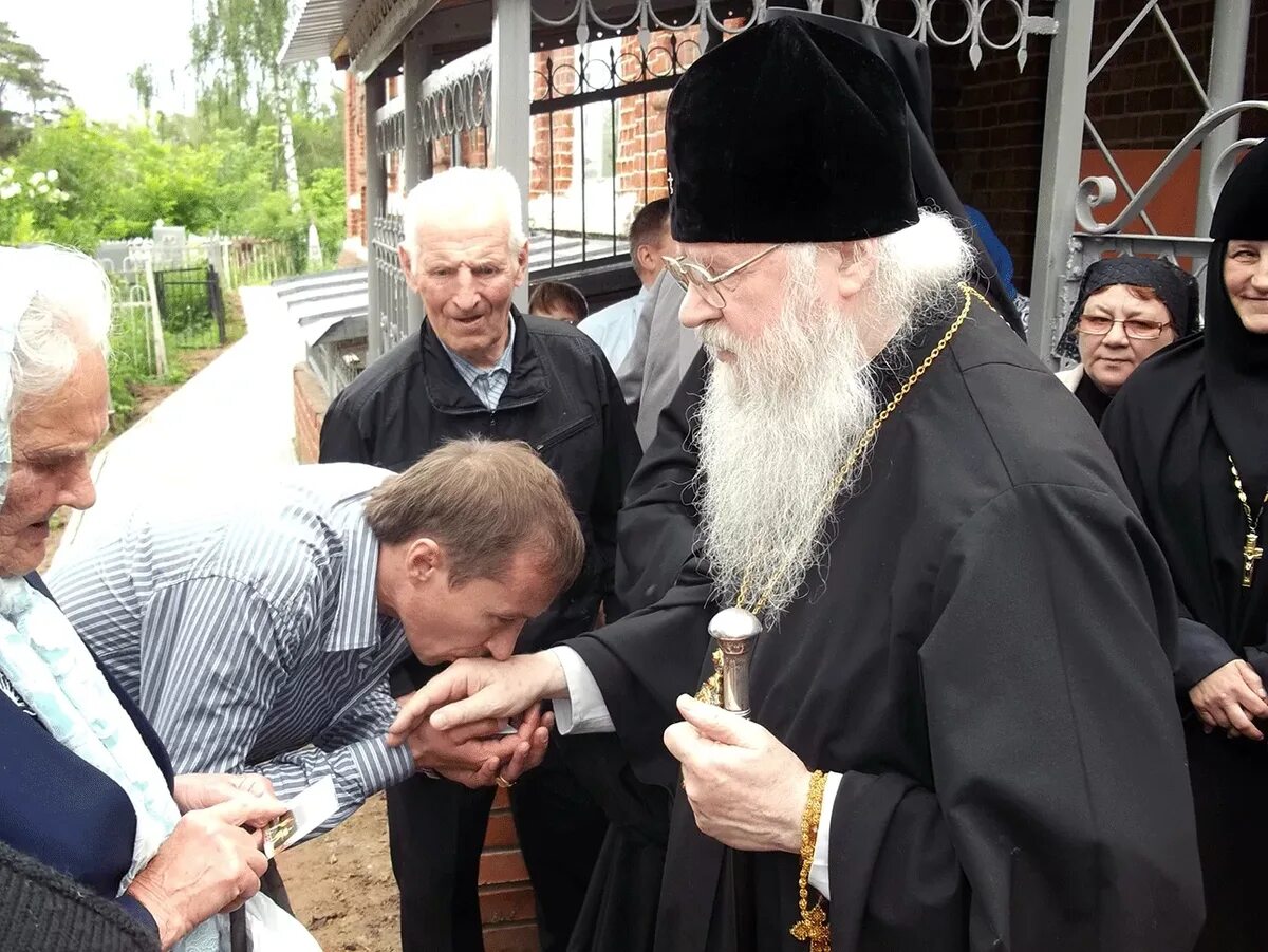 Получить благословение. Благословение священника. Целование руки священника. Благословение батюшки. Целуют руки свяшенеику.