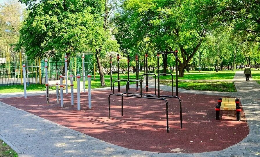 Предоставив площадку. Уличная спортивная площадка. Спортивные площадки измайловский парк воркаут. Спортплощадка васильевский остров. Медведевский лес спортплощадка.